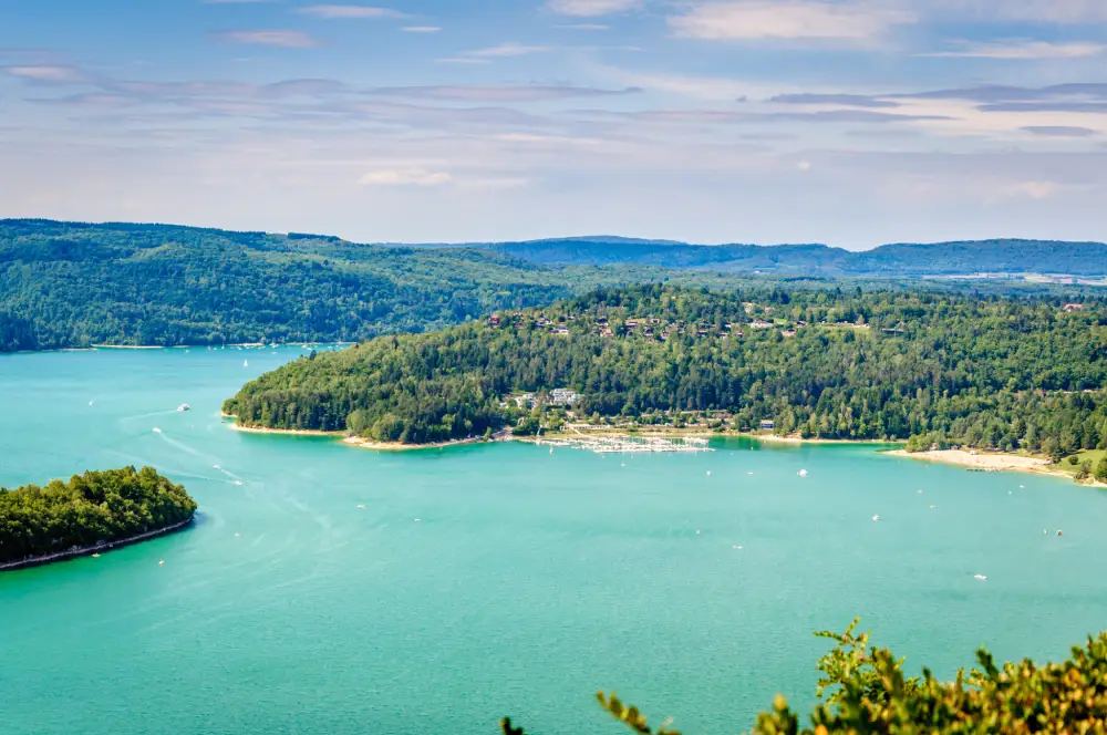 vue aérienne du lac de Vouglans dans le Jura.