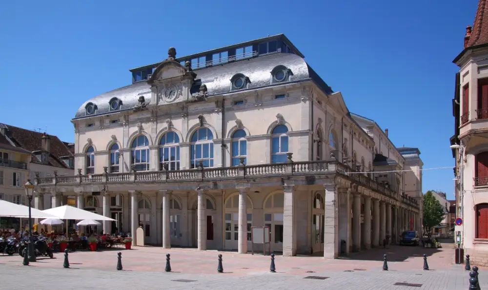 théâtre et place à Lons-le-Saunier