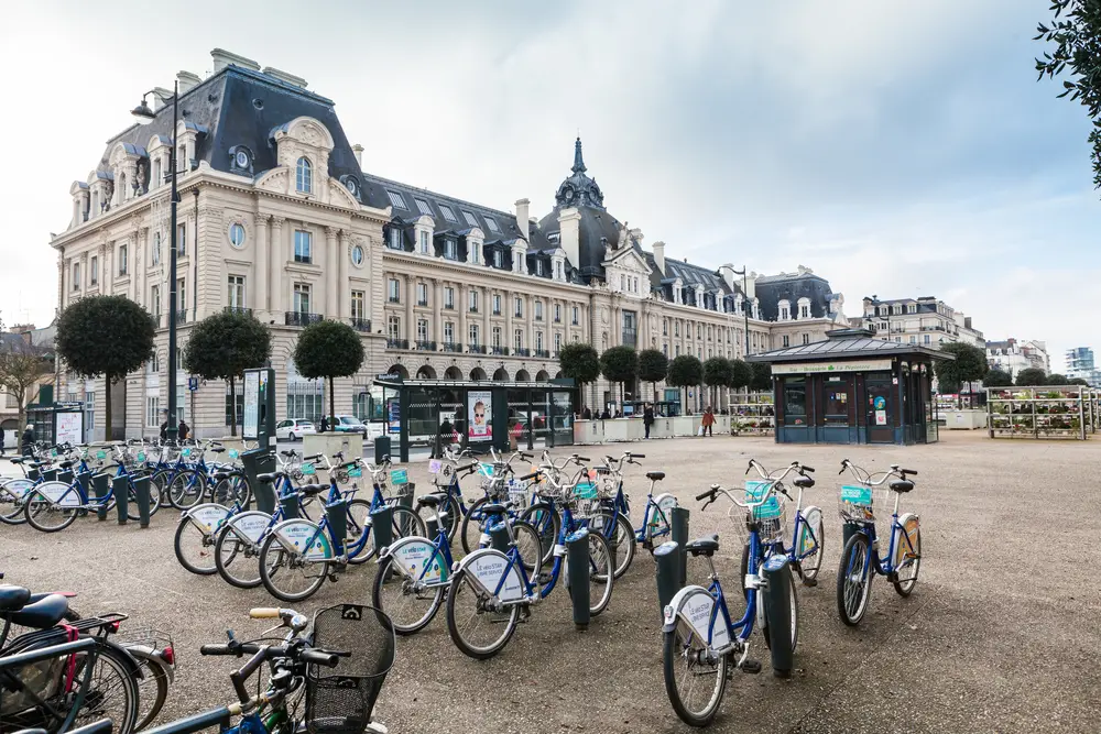 Vélos en libre-service devant la mairie de Rennes.