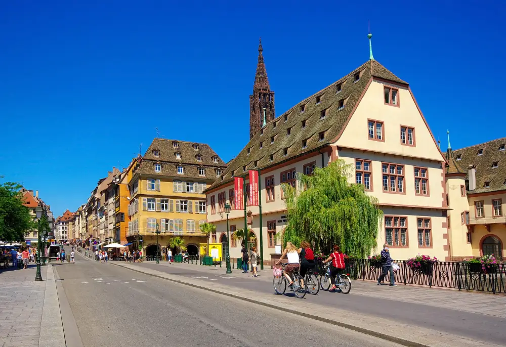 pistes cyclables à Strasbourg devant des maisons typiquement alsaciennes.