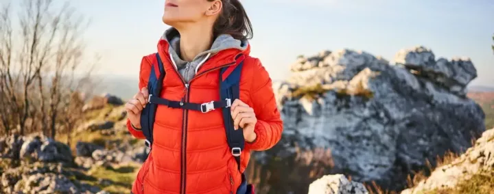 femme en randonnée dans le PNR du Haut-Jura