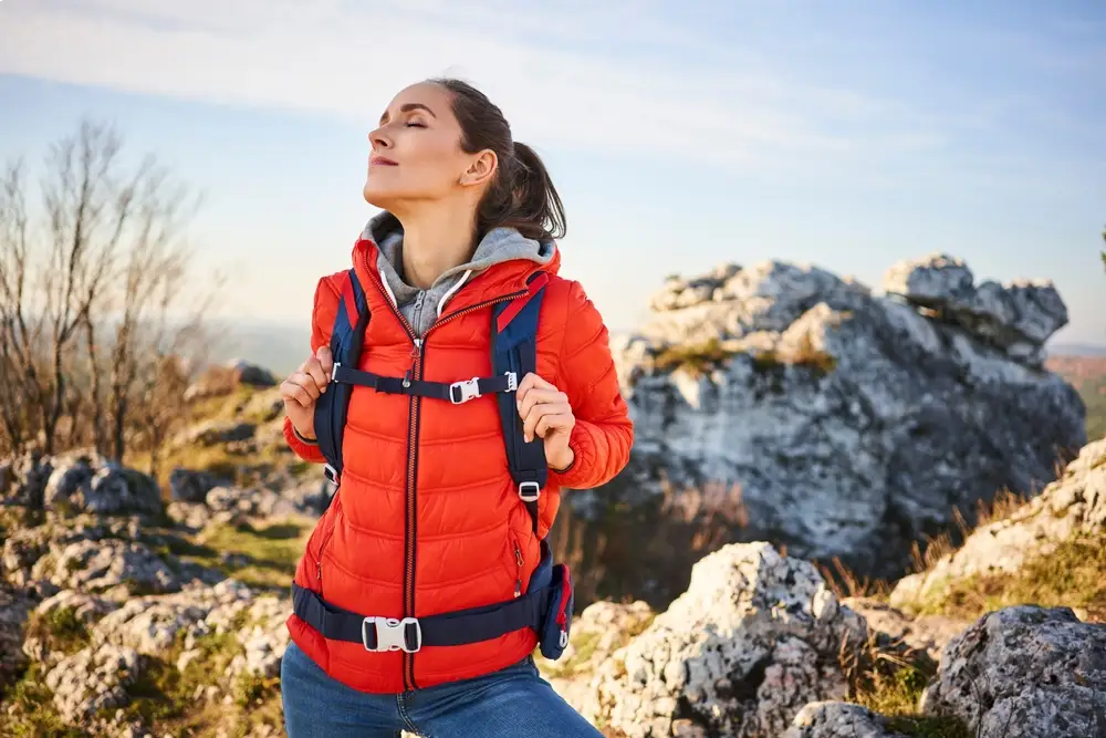 femme en randonnée dans le PNR du Haut-Jura