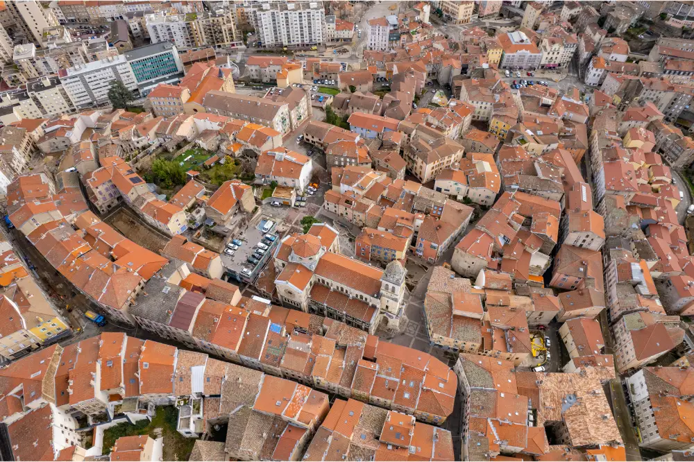 Vue des toits de tuile d’Annonay, au nord de l’Ardèche.