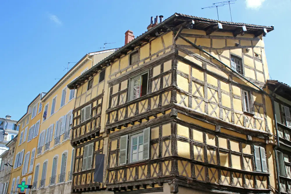 maisons à pans de bois à Bourg-en-Bresse, à une heure de Lyon.