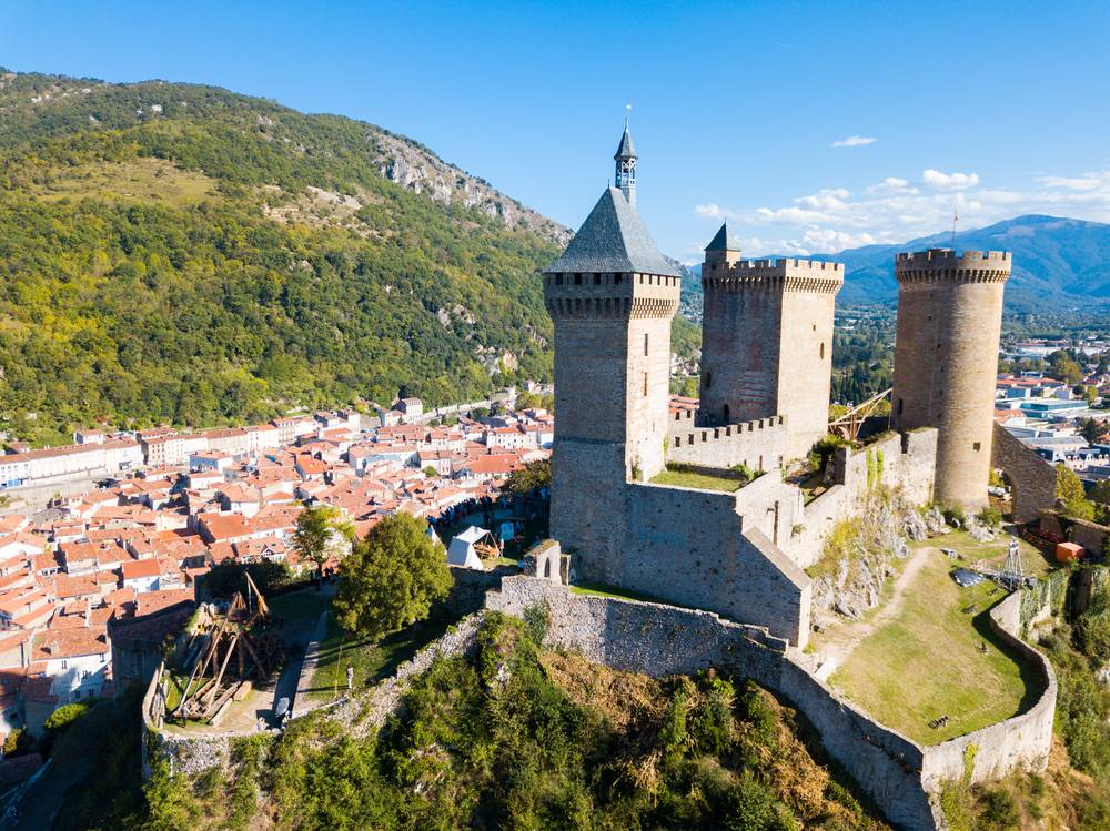 Le château médiéval surplombe la ville de Foix, au pied des Pyrénées ariégeoises.