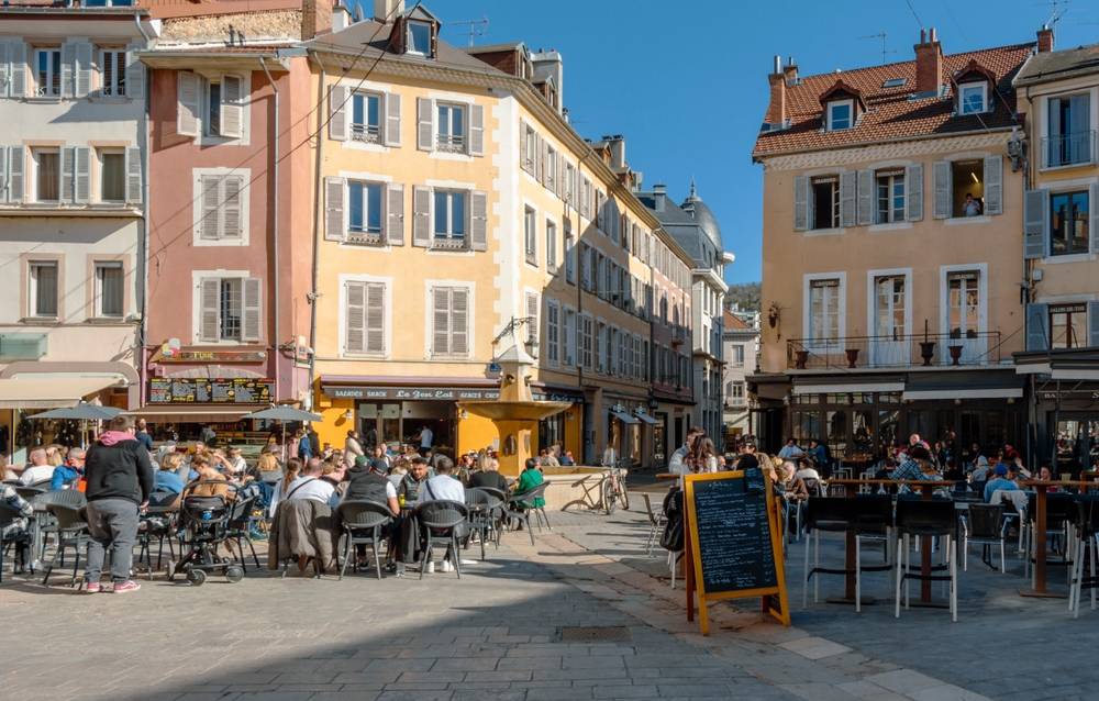 terrasses ensoleillées dans la ville de Gap.