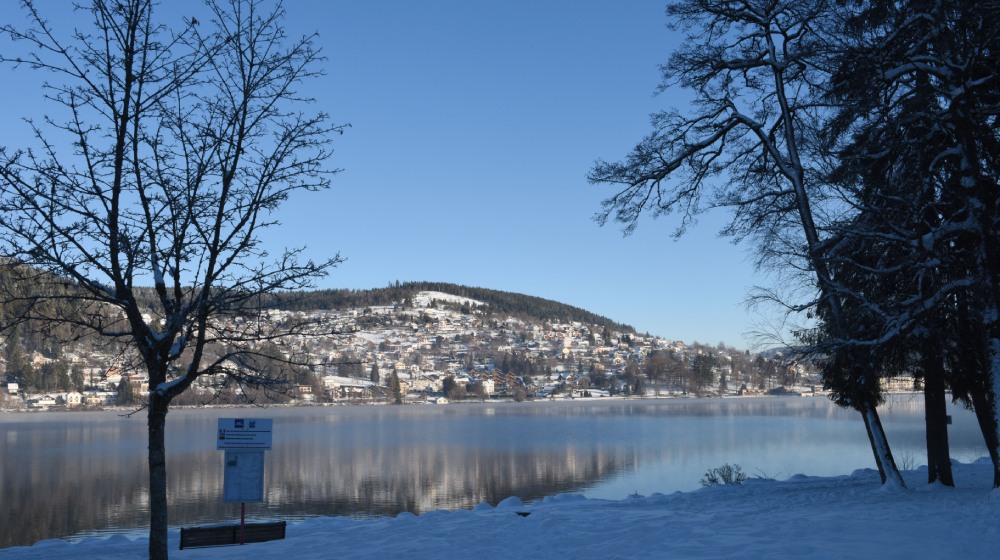 Le lac de Gérardmer en hiver.