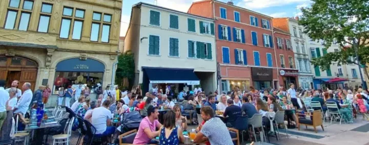 terrasses avec du monde attablé, place du marché à Roanne.