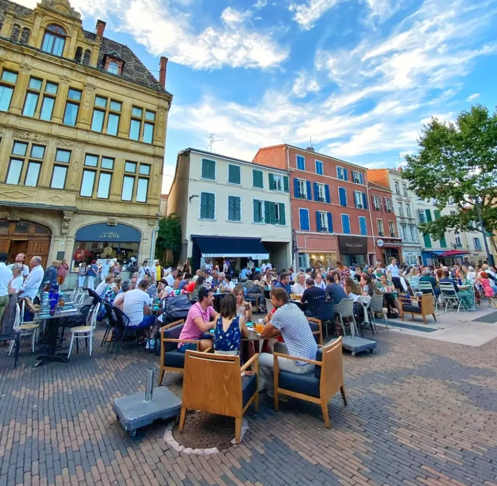 terrasses avec du monde attablé, place du marché à Roanne.