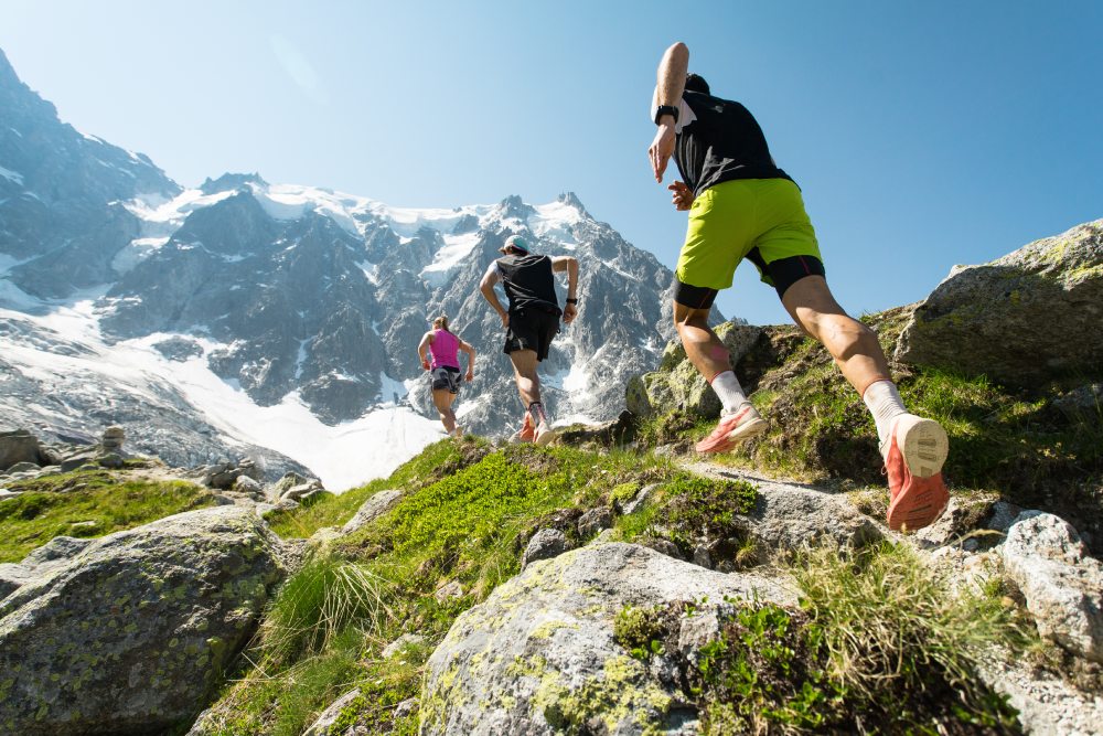 groupe de trailers dans un paysage de montagne.