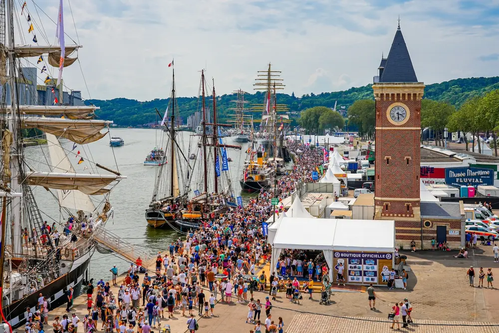 vue des quais de Rouen pendant la fête maritime.